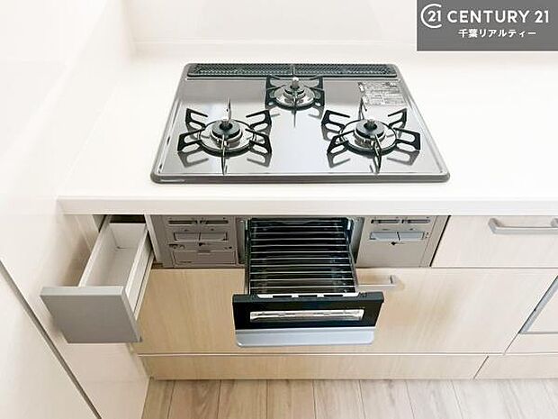 コンロは三口あるのでお料理の同時進行ができます。もちろんグリル付きです。調理スペースも広々している為作業がしやすい！使い勝手が良いシステムキッチンです！