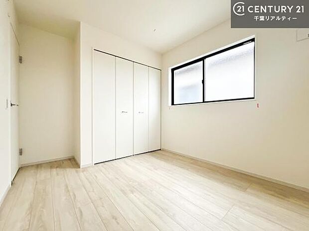 洋室は子供部屋や寝室、色々と用途多彩に利用できますね。収納力もたっぷりなので、広々気持ちよく過ごすことができます。