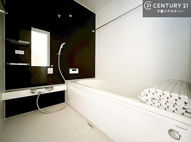 落ち着きある大人の雰囲気のバスルームは、味が出ていてバスタイムが充実！お仕事頑張っているご褒美にお好みの匂いの入浴剤を入れて、楽しんでみてはいかがでしょうか？