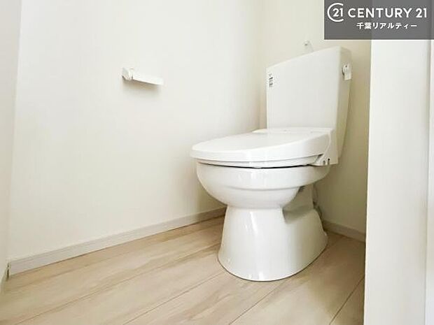 1・2階にトイレがございます！朝の忙しい時間帯も待たずにすみそうですね。白を基調とした清潔感のあるトイレでお手入れがしやすいです！