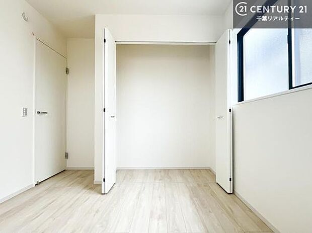 収納力に優れているからこそ、余計なモノを表に出さず、インテリアを美しくキープできます。シンプルで洗練された空間をお楽しみください。