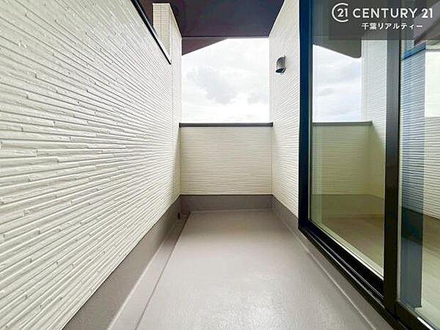 広々としているバルコニーです！お洗濯物を干すのはもちろん風に当たりながらくつろぎタイムが送れます！