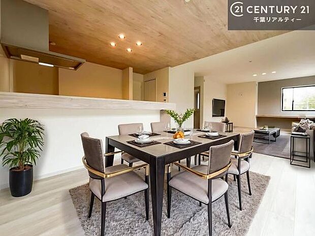 家具はCGパースです。開放感のある広々LDK!ソファーやダイニングテーブルを置いても窮屈にならないので快適に過ごせます!コミュニケーションが取りやすいリビングです!