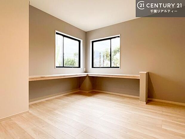 リビングにはスタディカウンターがございます!お子様のリビング学習や作業スペース用途多彩に利用可能!