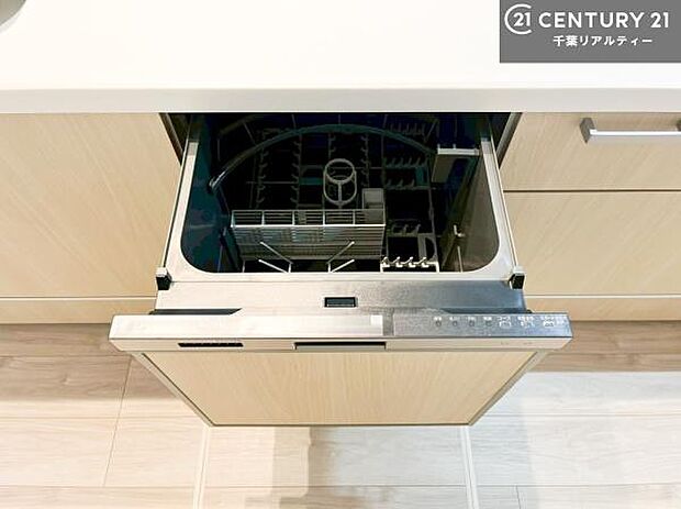 食洗機付き!忙しい時や冬場は手荒れ防止として大活躍します!ビルトイン仕様なので、場所も取らず調理スペースも広く使えて手際よく作業が出来ます!