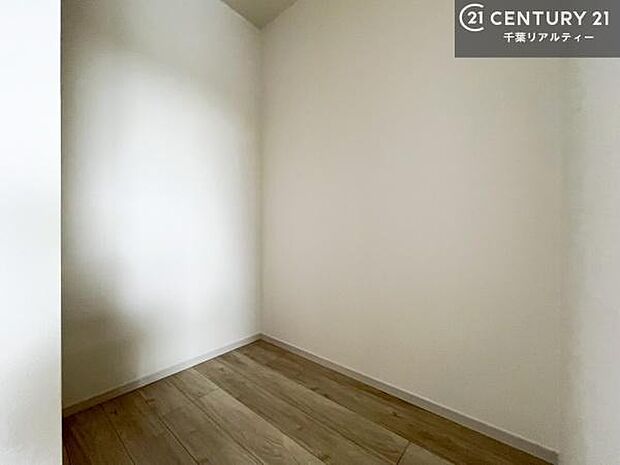 ウォークインクローゼット付きです。たくさんのお洋服などを収納しておけそうですね!他にも扇風機や加湿器など季節物の大きな家電も収納できます。