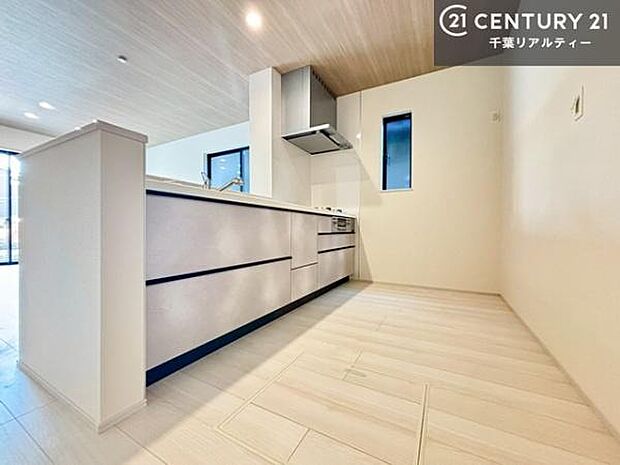 ゆとりある調理スペースで作業がしやすい快適なキッチンです!お子様と一緒にお菓子造りも楽しめる広々スペースです。楽しい調理時間になりそうですね!