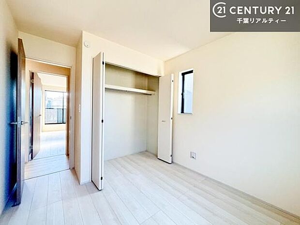 住空間をすっきり使うためには必須ポイントの収納スペースですよね。是非現地でご確認ください!