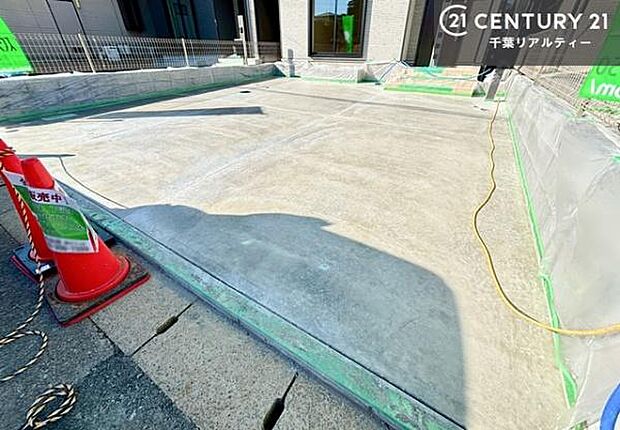 駐車スペースは2台分あります!セカンドカーはもちろん、バイクや自転車なども置き場所に困りません。