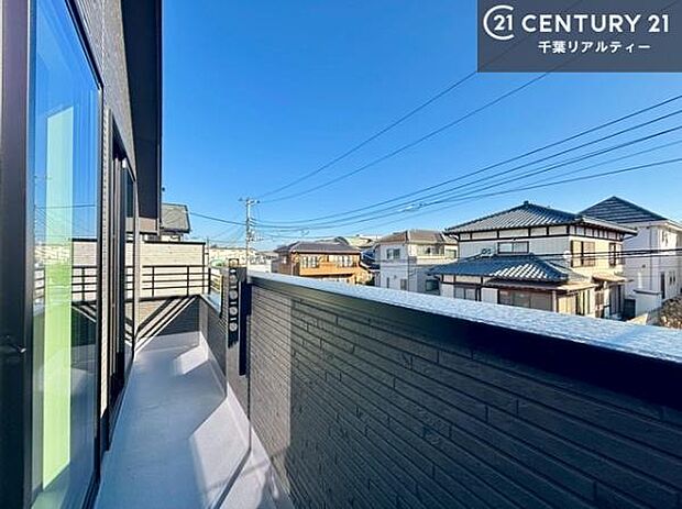 晴れた日には青い空を見渡せる開放的な時間を楽しめます。気持ちの良い風が通り抜ける街並みです!