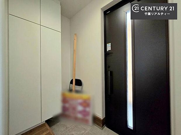 シューズボックス付きでご家族の靴がたっぷり収納でき、土間部分をスッキリすることが出来ます