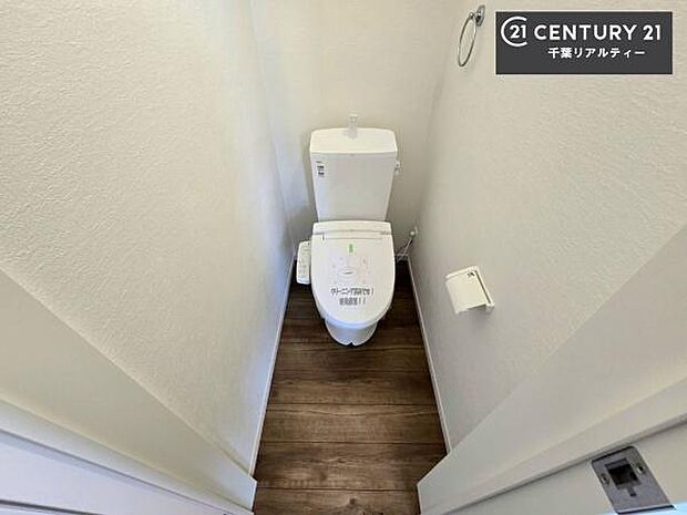 1・2階にトイレがございます！朝の忙しい時間帯も待たずにすみそうですね。白を基調とした清潔感のあるトイレでお手入れがしやすいです！