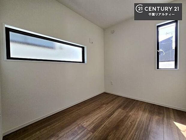 2面採光を確保した明るい室内は、風通しも良く、明るく大変居心地の良い空間となっております。リラックスして過ごせる心地の良いお部屋です！朝の目覚めがスッキリしますね！