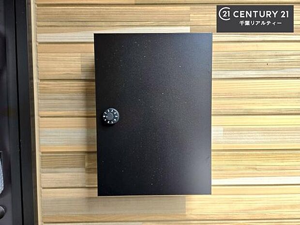 郵便ポスト付きで不在時でも荷物が受け取れてとっても便利！家にいなきゃいけないストレス回避！再配達の手間が省けます！