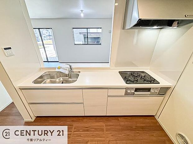 大人気の対面式システムキッチンを採用しています!ご家族のコミュニケーションが自然と増える設計です。お子様にも目が届くので嬉しいですね。収納力もあります!