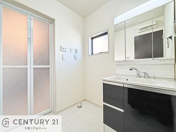 三面鏡仕様の洗面所は、身だしなみがしやすい造り!裏は収納になっています。ドライヤーやお化粧道具を片付けられるので洗面台周りをスッキリと見せることが出来ます!