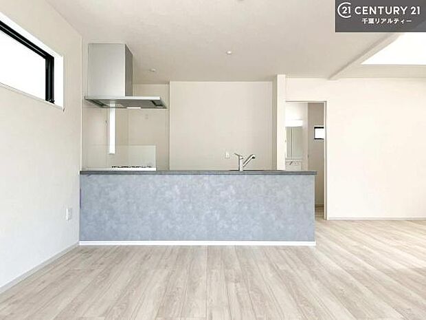 【同仕様】心地良いリビングは家族が自然と集まります。家族団欒の時間が増えそうです。ご家族と、より一層充実した時間を過ごせそうですね。明るく開放的な空間です。