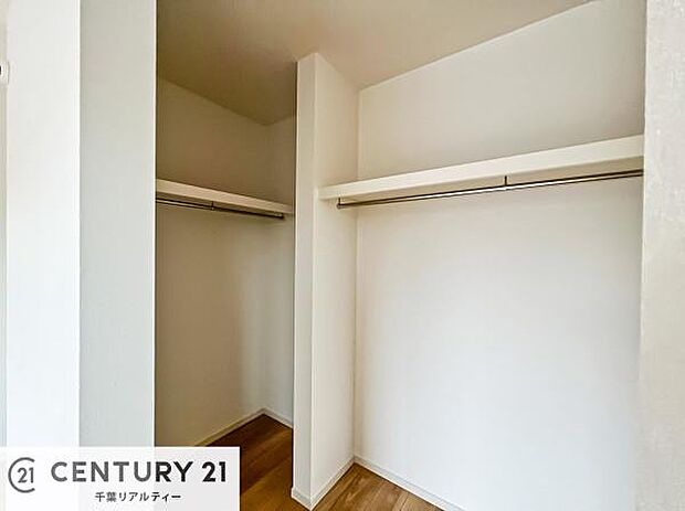 【同仕様】ウォークインクローゼット付きです。たくさんのお洋服などを収納しておけそうですね！他にも扇風機や加湿器など季節物の大きな家電も収納できます。
