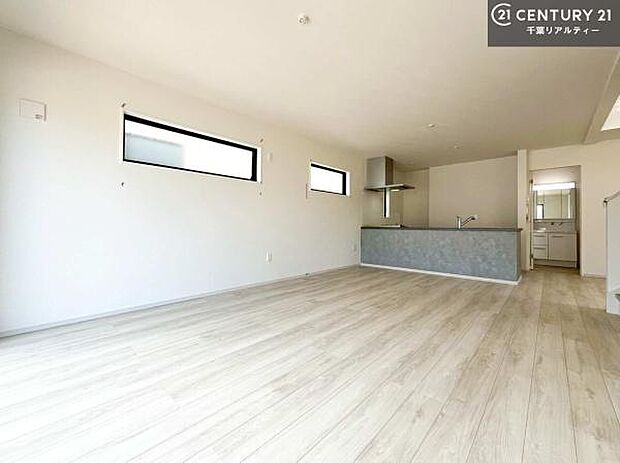 【同仕様】心地良いリビングは家族が自然と集まります。家族団欒の時間が増えそうです。ご家族と、より一層充実した時間を過ごせそうですね。明るく開放的な空間です。