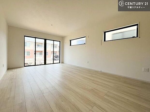 【同仕様】心地良いリビングは家族が自然と集まります。家族団欒の時間が増えそうです。ご家族と、より一層充実した時間を過ごせそうですね。明るく開放的な空間です。