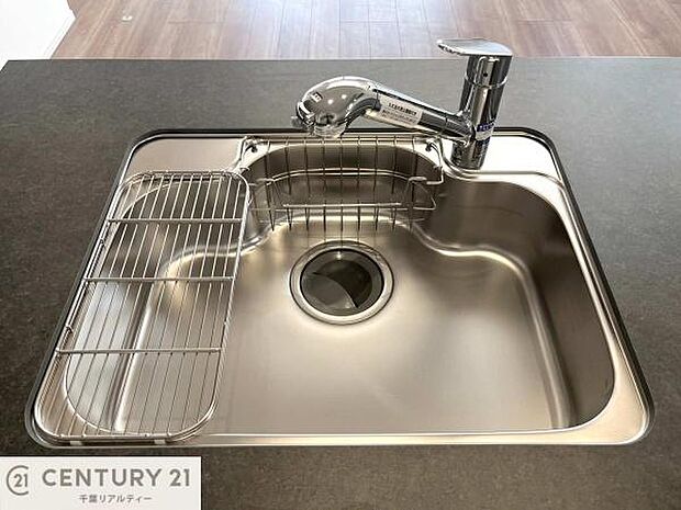 【同仕様】ワイドなシンクですね！水が跳ねにくく洗物がしやすい家事が楽々仕様のシステムキッチンです！デザイン性と機能性を兼ねたキッチンで清潔感がありますね！