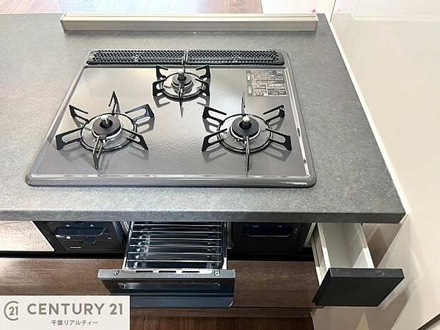 【同仕様】ワイドなシンクですね！水が跳ねにくく洗物がしやすい家事が楽々仕様のシステムキッチンです！デザイン性と機能性を兼ねたキッチンで清潔感がありますね！