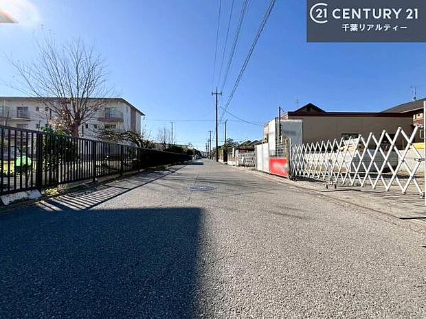 前面道路は6ｍ！陽当り良好な立地です。車庫入れが苦手な方も安心ですね。