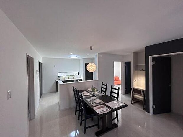 心地良いリビングは家族が自然と集まります。家族団欒の時間が増えそうです。ご家族と、より一層充実した時間を過ごせそうですね。※室内の家具は含まれません