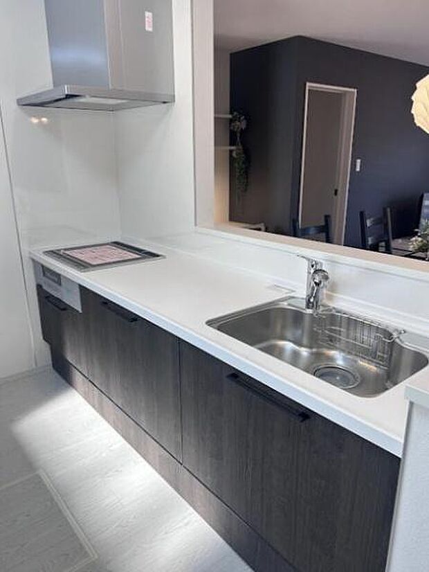 IHクッキングヒーター仕様なので、お掃除は拭き取るのみで家事楽々です!火災のリスクも抑えられる安心仕様で、快適に作業ができます!