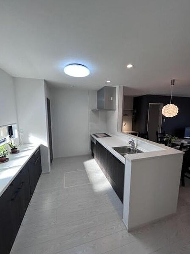 ゆとりある調理スペースで作業がしやすい快適なキッチンです!お子様と一緒にお菓子造りも楽しめる広々スペースです。楽しい調理時間になりそうですね!