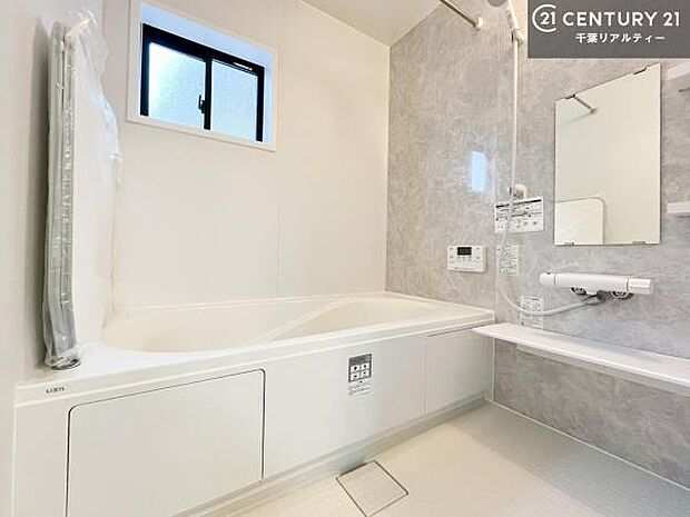 広々バスで一日の疲れをリフレッシュ。足が伸ばせるので、浴槽にもゆったりと浸かれますね!毎日のバスタイムが楽しみになります。