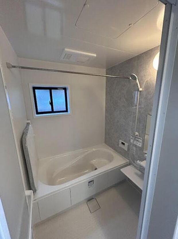 広々バスで一日の疲れをリフレッシュ。足が伸ばせるので、浴槽にもゆったりと浸かれますね!毎日のバスタイムが楽しみになります。