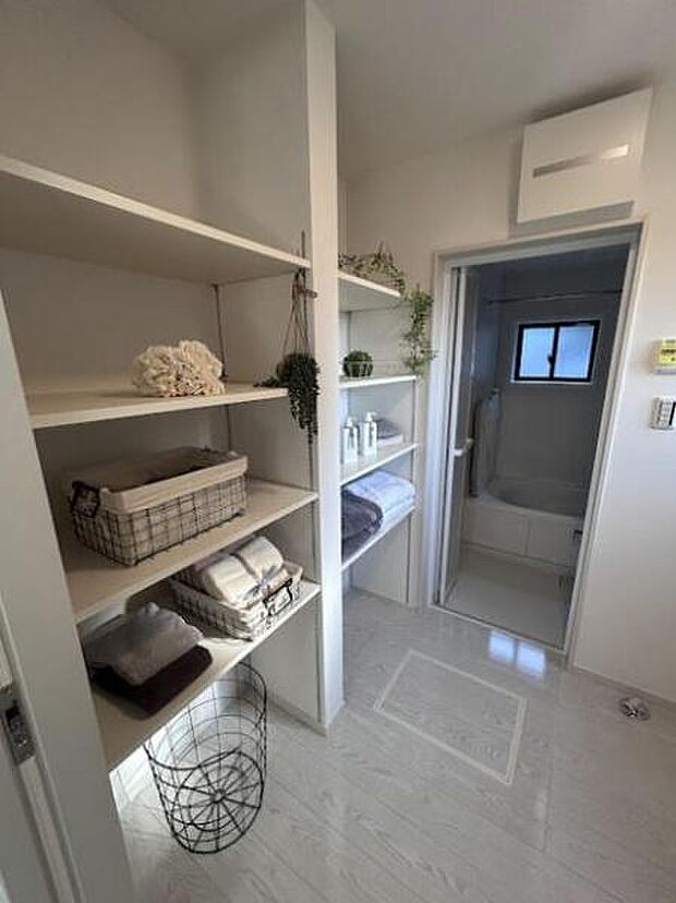 収納たっぷりの洗面室!日用品のストックやバスタオルがスッキリと収納できて取り出しやすい!水回りがスッキリ片付いて気持ちの良い空間!