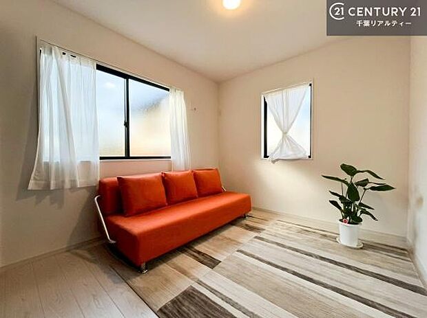 2面採光を確保した明るい室内は、風通しも良く、明るく大変居心地の良い空間となっております。リラックスして過ごせる心地の良いお部屋です！朝の目覚めがスッキリしますね！