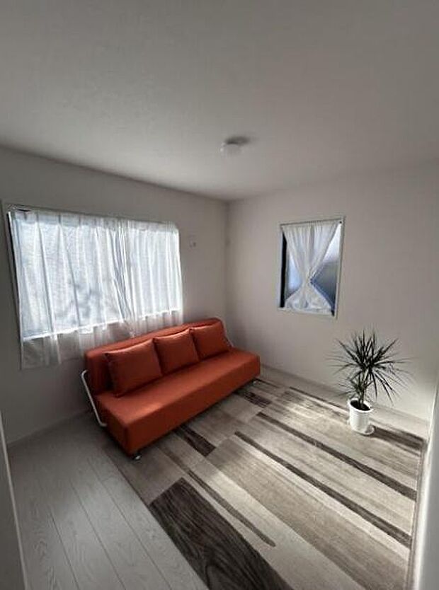 2面採光を確保した明るい室内は、風通しも良く、明るく大変居心地の良い空間となっております。リラックスして過ごせる心地の良いお部屋です!朝の目覚めがスッキリしますね!