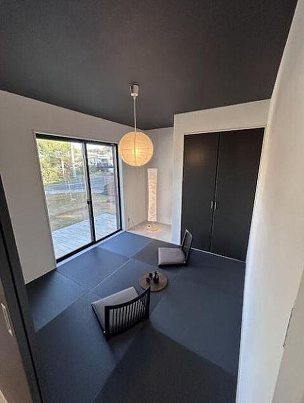 和室ではお子様が転んでも怪我をする心配はほとんどありません。家事の合間にママやパパが寝ころんで使える休憩スペースとしても利用可!