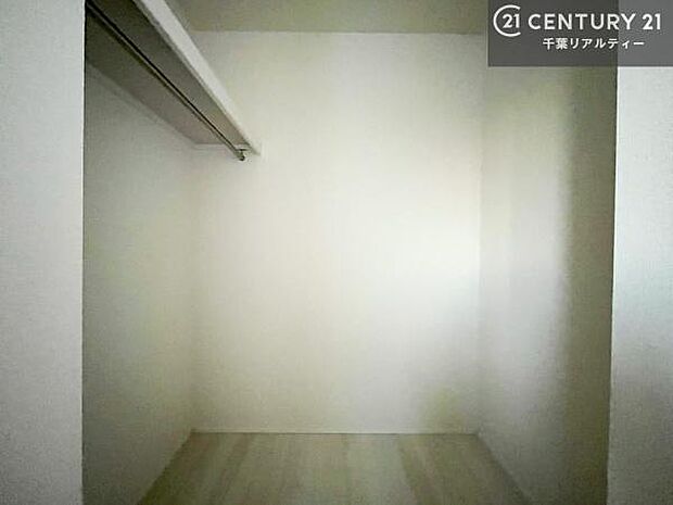 ウォークインクローゼット付きです。たくさんのお洋服などを収納しておけそうですね!他にも扇風機や加湿器など季節物の大きな家電も収納できます。