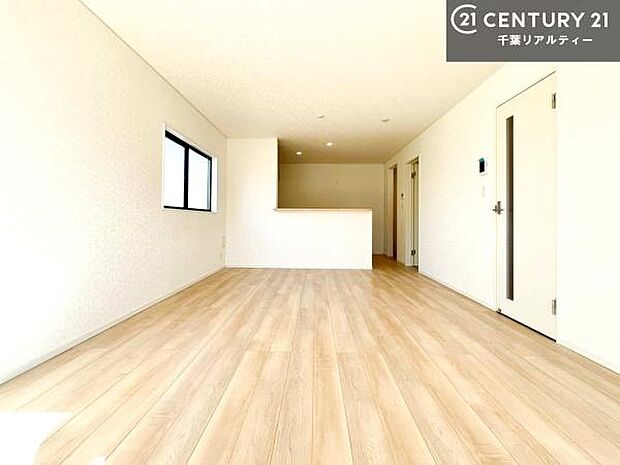 優しい陽だまりがリビングを包んでくれて居心地の良い空間を演出してくれます！自然と家族が集い会話が増える心地よい空間！