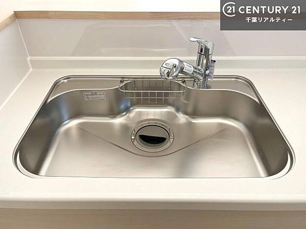 ワイドなシンクですね！水が跳ねにくく洗物がしやすい家事が楽々仕様のシステムキッチンです！デザイン性と機能性を兼ねたキッチンで清潔感がありますね！