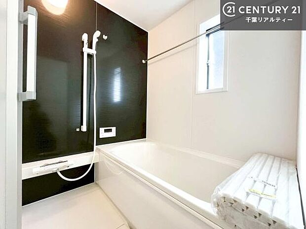 落ち着きある大人の雰囲気のバスルームは、味が出ていてバスタイムが充実！お仕事頑張っているご褒美にお好みの匂いの入浴剤を入れて、楽しんでみてはいかがでしょうか？