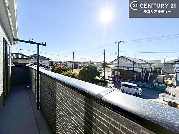 晴れた日には青い空を見渡せる開放的な時間を楽しめます。気持ちの良い風が通り抜ける街並みです！