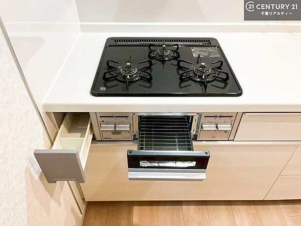 コンロは三口あるのでお料理の同時進行ができます。もちろんグリル付きです。調理スペースも広々している為作業がしやすい！使い勝手が良いシステムキッチンです！