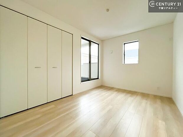 優しい光が差し込む洋室は、朝の目覚めも気持ちが良さそうですね。おうち時間もゆったりと過ごすことができます。優しい色合いのフローリングがどんな家具にもマッチします！