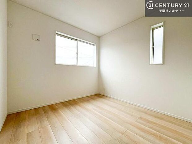 掃き出し窓がないお部屋は、お子様のお部屋としても安心です！収納スペースも充実しているので散らかったお部屋をサッと片付けられます！