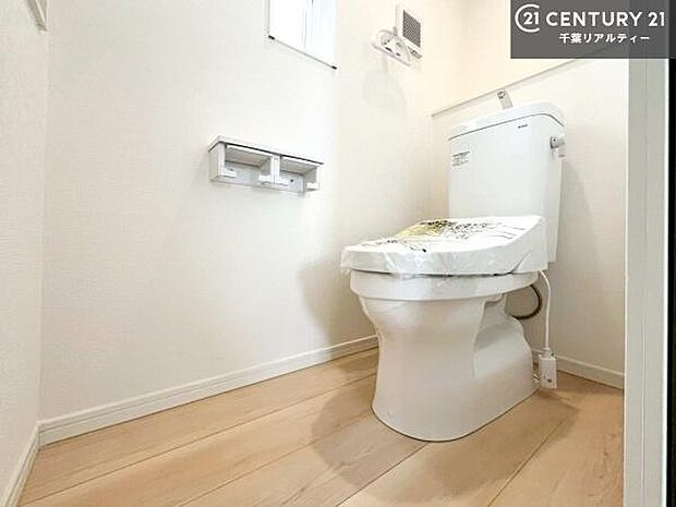 1・2階にトイレがございます！朝の忙しい時間帯も待たずにすみそうですね。白を基調とした清潔感のあるトイレでお手入れがしやすいです！