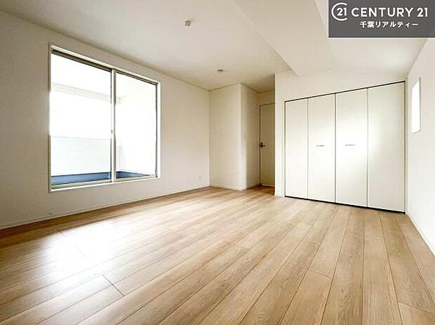 バルコニーに面した洋室。優しい光が差し込む洋室は、朝の目覚めも気持ちが良さそうですね。おうち時間もゆったりと過ごすことができます。