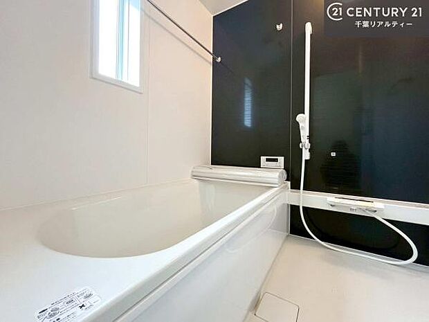 落ち着きある大人の雰囲気のバスルームは、味が出ていてバスタイムが充実！お仕事頑張っているご褒美にお好みの匂いの入浴剤を入れて、楽しんでみてはいかがでしょうか？