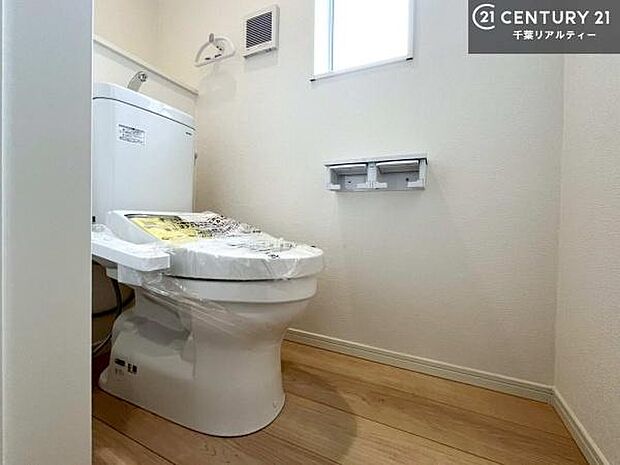 1・2階にトイレがございます！朝の忙しい時間帯も待たずにすみそうですね。白を基調とした清潔感のあるトイレでお手入れがしやすいです！
