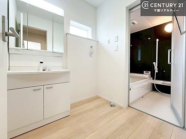 小窓付きの明るい洗面室です！湿気もすぐに入れ替えができて清潔に保つことができます！自然光が差し込むのでお化粧の仕上がりも良くなりますね！