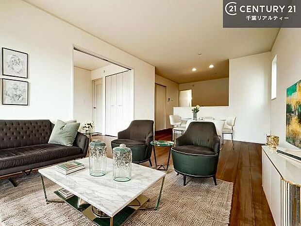 家具はCGパースです。開放感のある広々LDK！ソファーやダイニングテーブルを置いても窮屈にならないので快適に過ごせます！コミュニケーションが取りやすいリビングです！